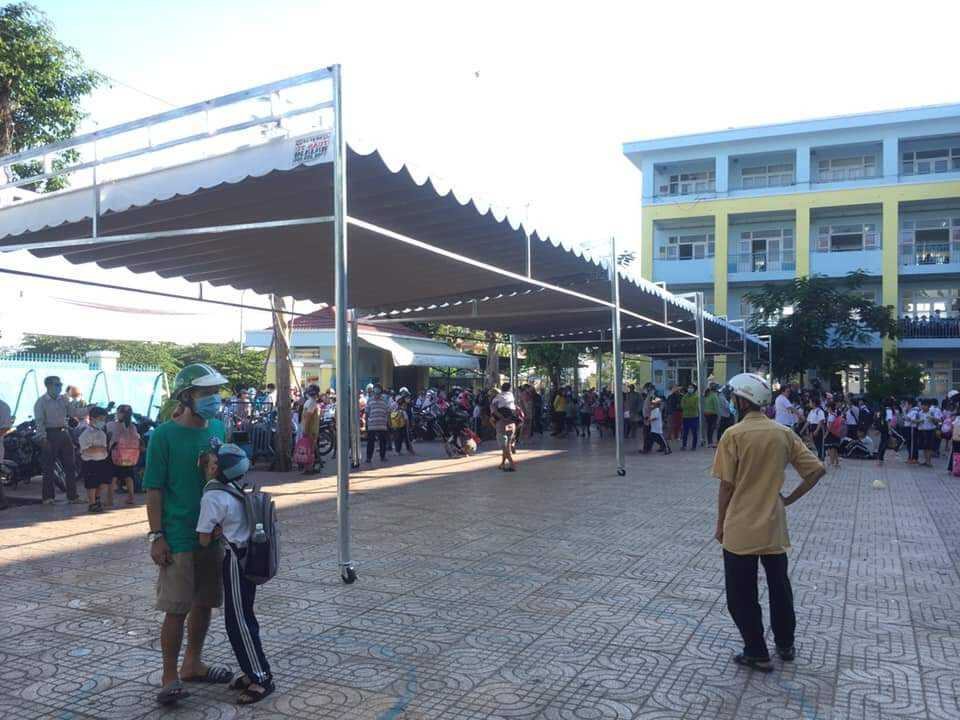 mái xếp di động trường học 