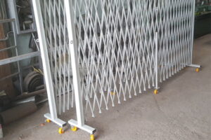 làm hàng rào xếp di động kéo tay